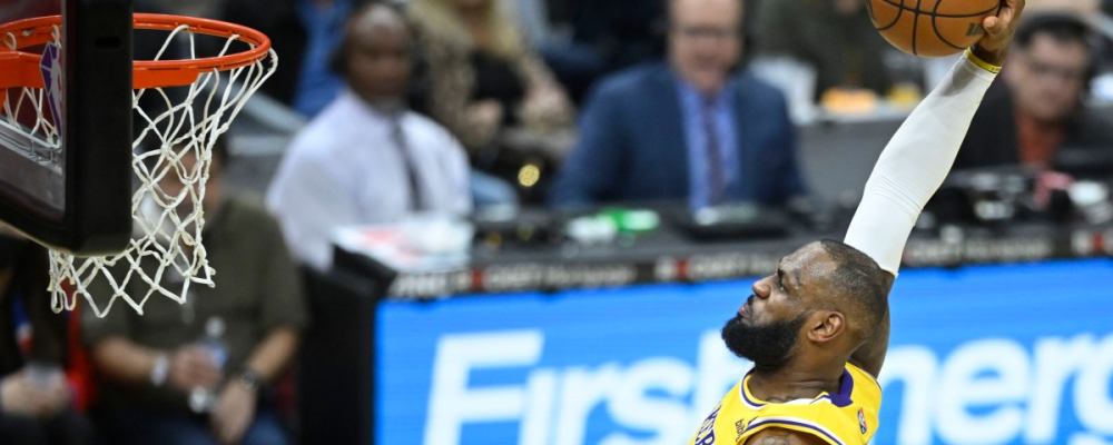 LeBron James Apologizes to Kevin Love After Mammoth Dunk in Cleveland – Sports Illustrated